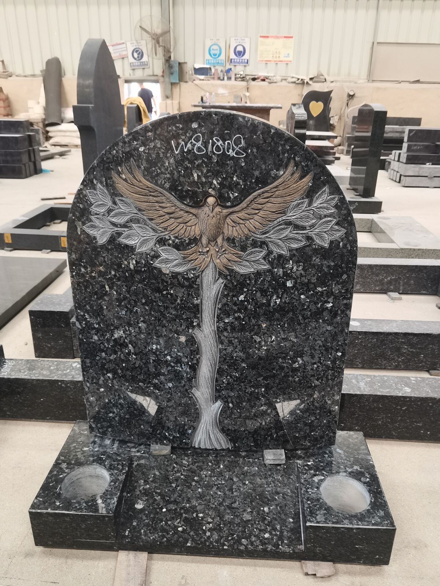single_headstone_with_artistic_twist_HUZY_2G)_L_TU4)CN5S)N6X